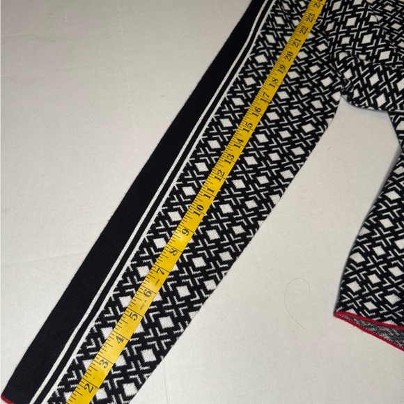 Madison Black and White Geometric Sweater Size Large.  #216 - Picture 11 of 14